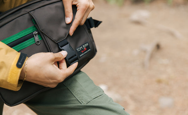 Person closing the buckle of the front of the LGD.